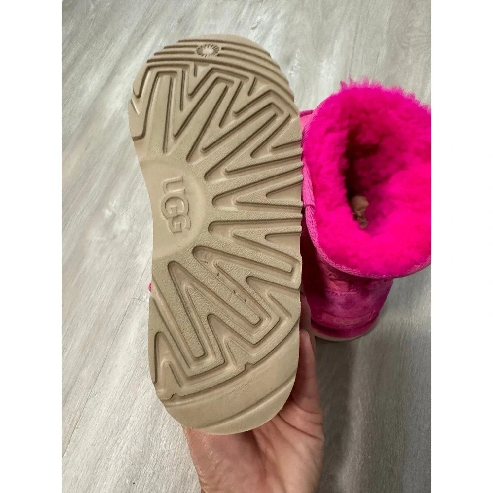 Kids UGG Boots Pink Sheepskin Lined Cozy Winter Fashion‎ Size 4